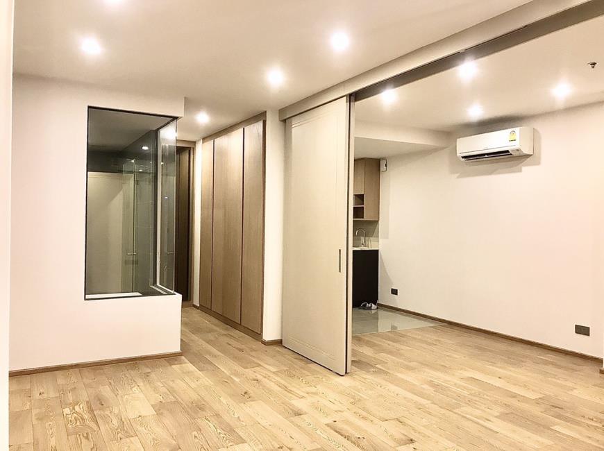 คิว ชิดลม-เพชรบุรี  ภายในห้อง.jpg