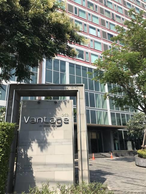 Vantage Ratchavipa หน้าคอนโด.jpg