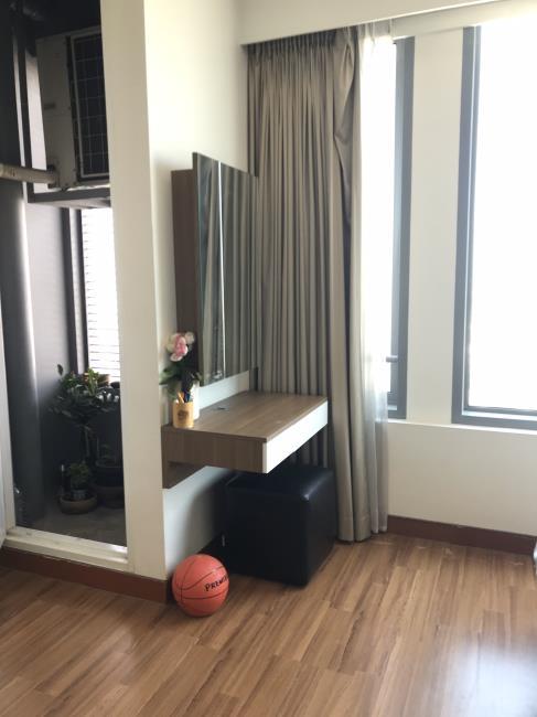 Vantage Ratchavipa มุมโตีะเครื่องแป้ง.jpg