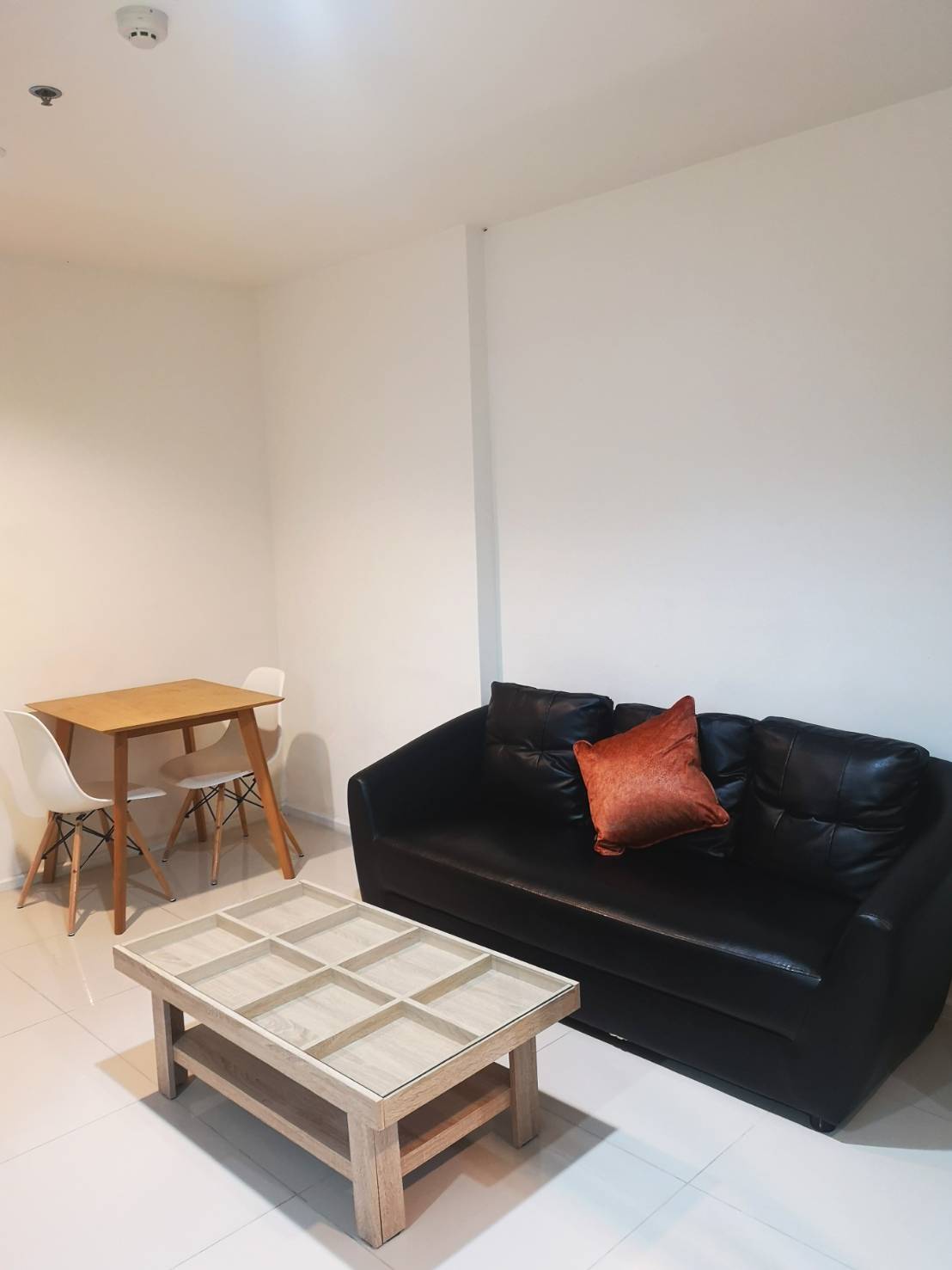 Aspire Sukhumvit 48 โต๊ะอาหาร โซฟา.jpg