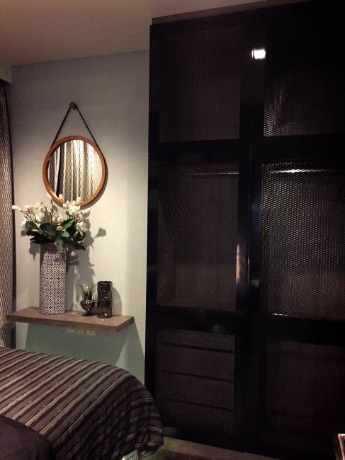 Edge Sukhumvit 23 ปลายเตียง ตู้เสื้อผ้า.jpg