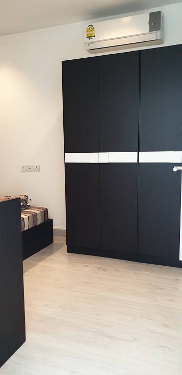 (ไอดีโอ โมบิ สาทร) ตู้เสื้อผ้า.jpg