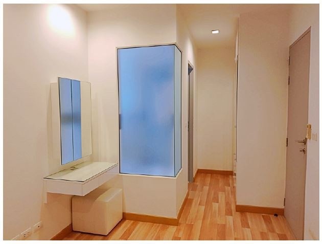 (ไอดีโอ เวิร์ฟ สุขุมวิท) โต๊ะกระจก.JPG